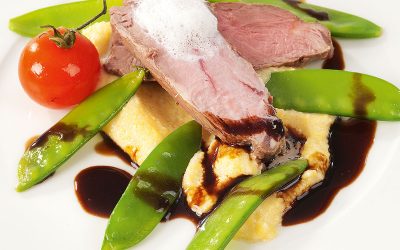 Rosa gebratene Lammnuss