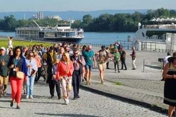 1709 Spitzfindig Flusskreuzer+Touristen