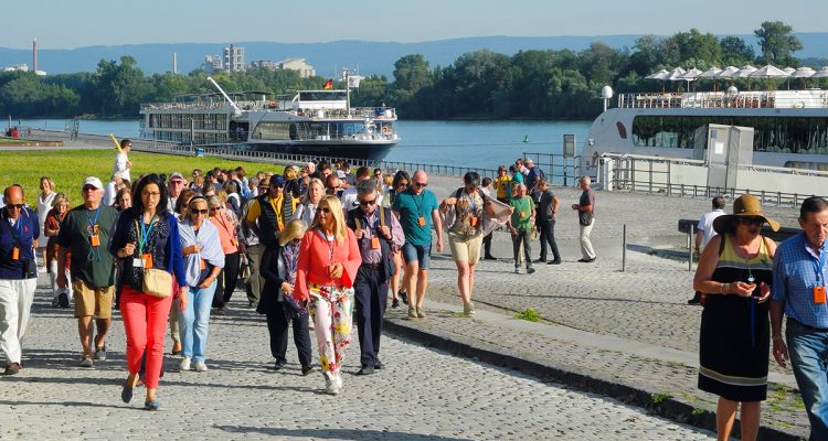 1709 Spitzfindig Flusskreuzer+Touristen