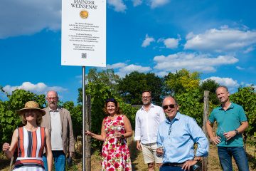 Weinsenat Schild am Kirchenstück