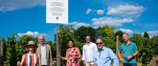 Weinsenat Schild am Kirchenstück