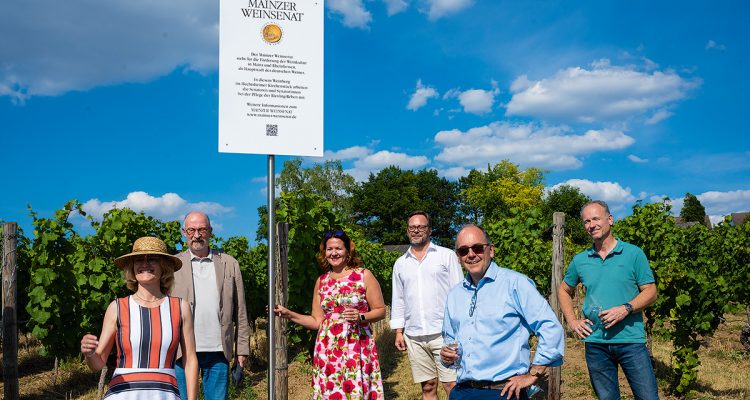 Weinsenat Schild am Kirchenstück