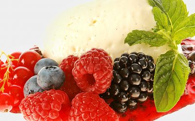 Quarkmousse mit Beerenragout