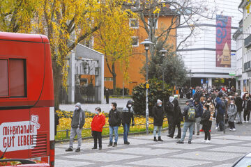 Corona-Drittimpfung, DRK-Impfbus,, Mainz Karmeliterplatz, November 2021