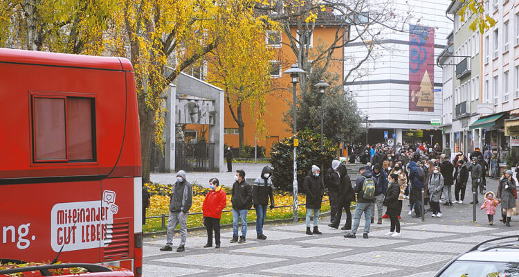 Corona-Drittimpfung, DRK-Impfbus,, Mainz Karmeliterplatz, November 2021