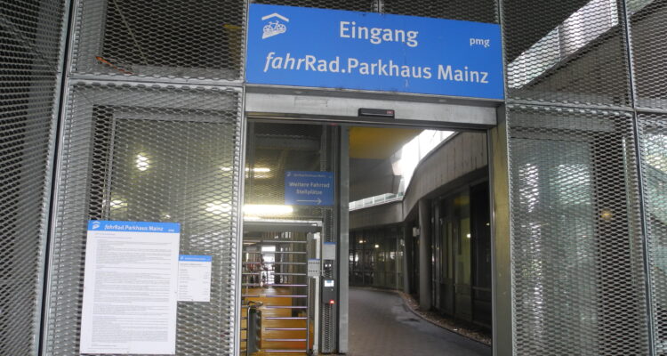 Fahrradparkhaus Mainz, Eingang